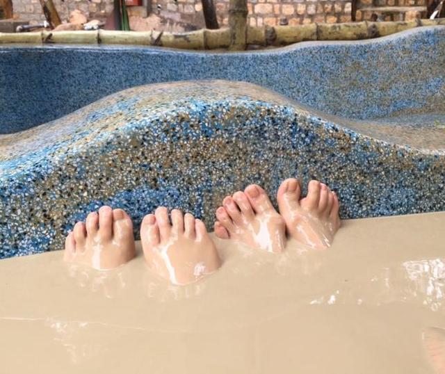 越南最受欢迎“泥浆浴”，花6万盾就能在池里打滚，游客：长见识