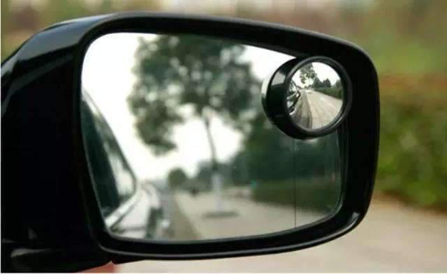 「车前车后ing」后视镜上的隐藏功能，4S店不会告诉你，往上一插，比倒车影像还牛