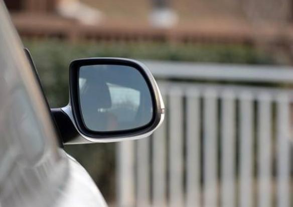 「车前车后ing」后视镜上的隐藏功能，4S店不会告诉你，往上一插，比倒车影像还牛