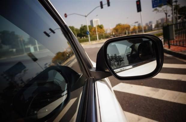 「车前车后ing」后视镜上的隐藏功能，4S店不会告诉你，往上一插，比倒车影像还牛