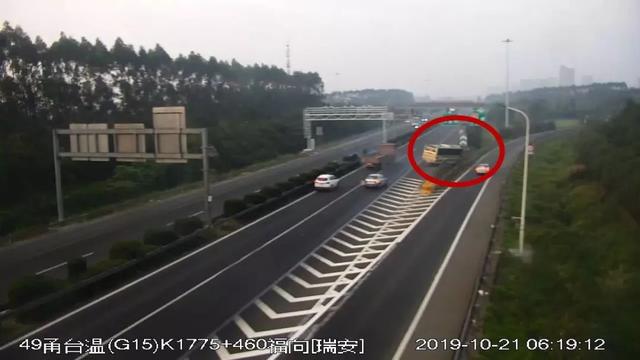 「汽车资讯」这一“慢”，让载有35人的大客车冲出了高速公路路面