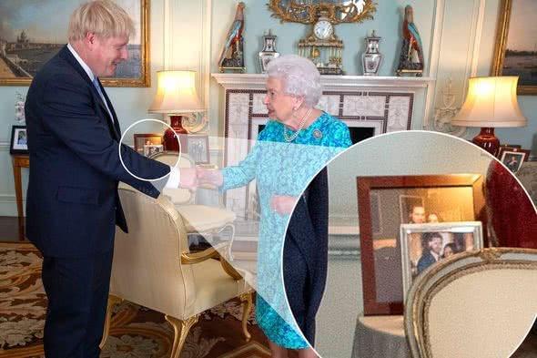 女王卧室小秘密：威廉王子照片比哈里大一倍，地位悬殊一目了然