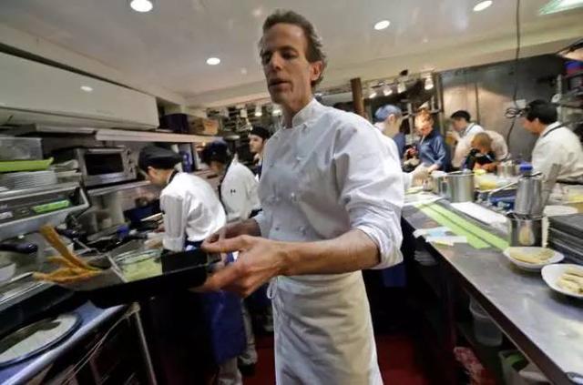他在纽约郊区建了个餐厅，奥巴马提前2个月预订，就为一盘生萝卜