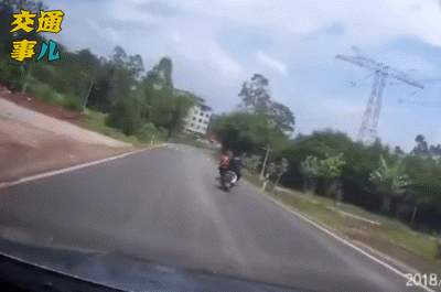 蛋蛋懂车：一组动图警示你： 马路上耍特技 代价惨痛