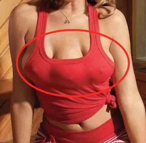 女子把胸部打造成“3个”这是一个另类，但是她很漂亮！