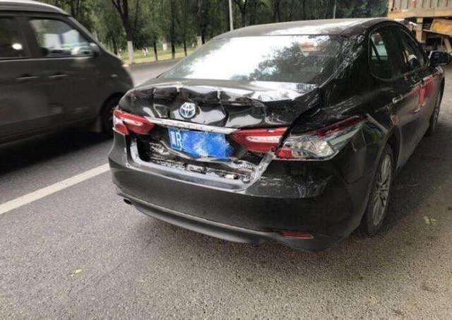 「车总里」凯美瑞被大货车追尾，现场有点惨烈，网友：这是传说中的易拉罐？