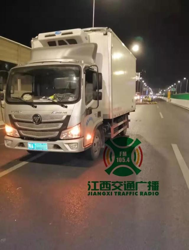「南昌东湖交警」一天被撞两次！洪都高架“我太难了！”