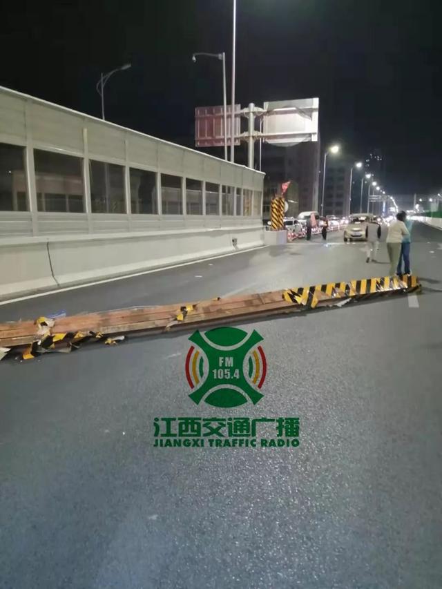 「南昌东湖交警」一天被撞两次！洪都高架“我太难了！”