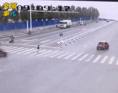 #马鬃山高速大队#一组动图警示你：礼让斑马线不应是一句空话！