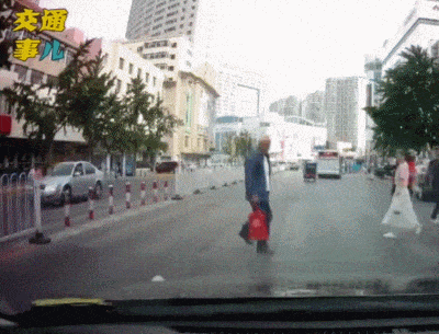 #马鬃山高速大队#一组动图警示你：礼让斑马线不应是一句空话！