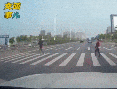 #马鬃山高速大队#一组动图警示你：礼让斑马线不应是一句空话！