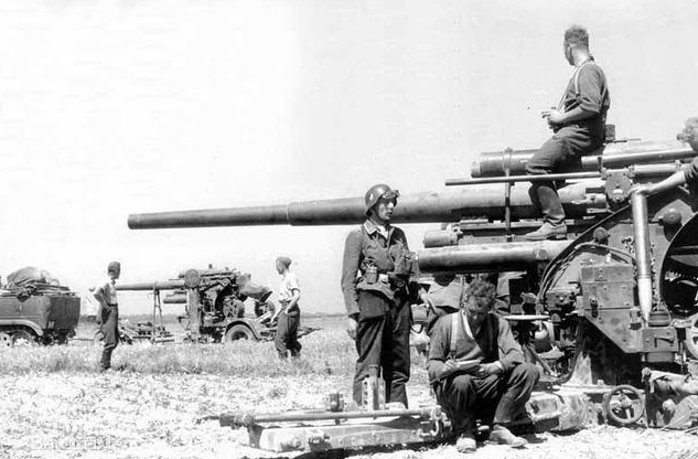 英国坦克军团莫名败北，得知原因后英国人气哭了，称太不公平。