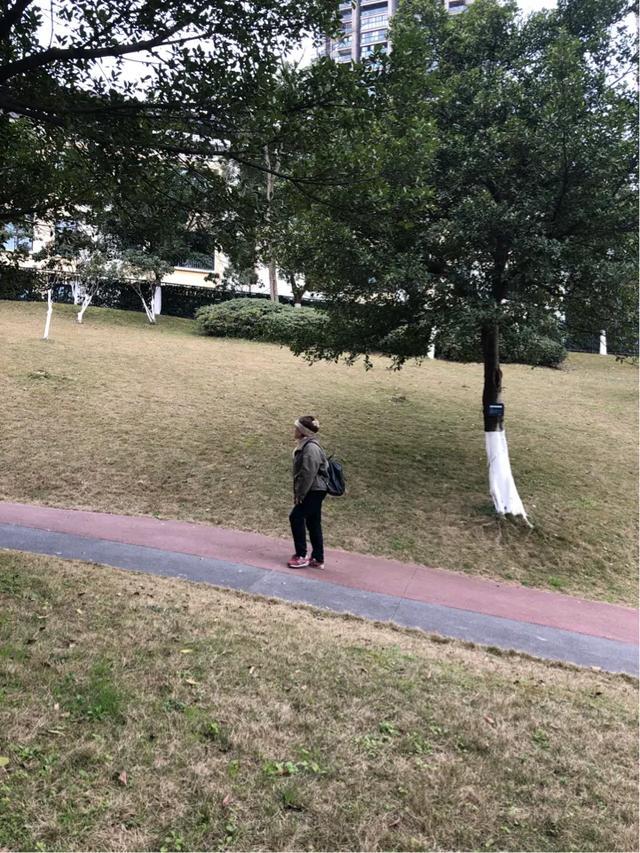 「老树根茶舍」钱是人心衡器，它能让你看清一个人