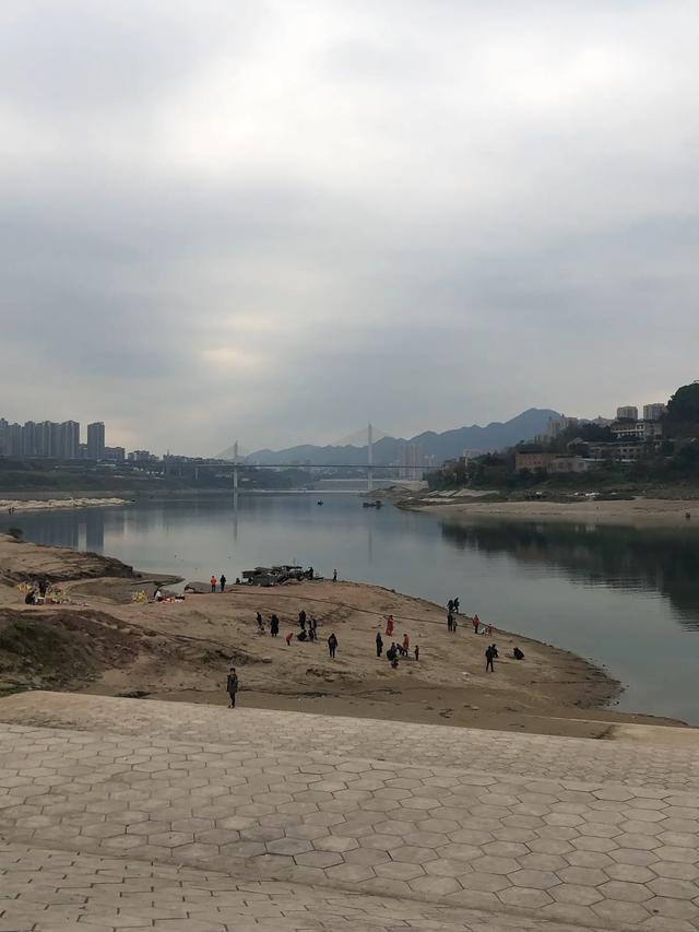 「老树根茶舍」钱是人心衡器，它能让你看清一个人