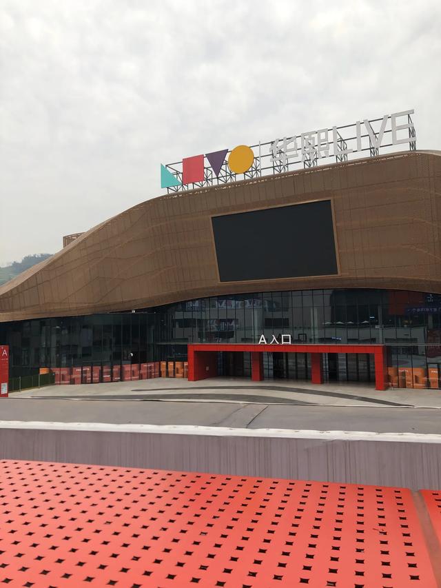 「老树根茶舍」钱是人心衡器，它能让你看清一个人