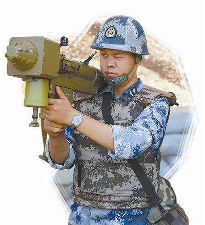 这位中国士兵真牛！将单兵导弹发射器当成狙击枪，命中率近100%