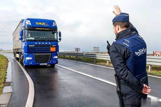 比利时一天截获两辆贩运人口卡车 20名移民被拦截
