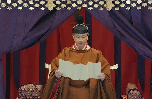 不丹国王携王后小王子，参加..新天皇庆典，一身竖条纹长袍抢镜