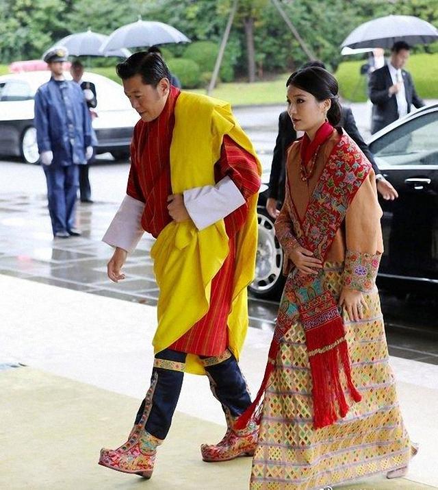 不丹国王携王后小王子，参加..新天皇庆典，一身竖条纹长袍抢镜