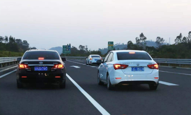 小丁娱乐@高速驾车跑120，为何还不断有车超过去？老司机告诉你其中缘由