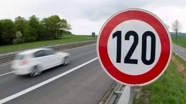 小丁娱乐@高速驾车跑120，为何还不断有车超过去？老司机告诉你其中缘由