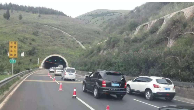 小丁娱乐@高速驾车跑120，为何还不断有车超过去？老司机告诉你其中缘由