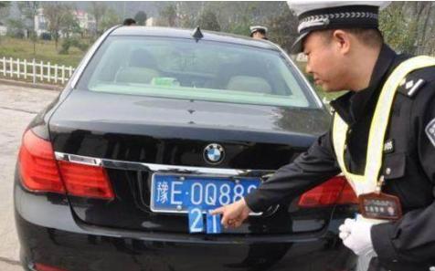 蛋蛋懂车@交警提醒：车牌上最好不要有这些，否则一律扣12分，大家注意了