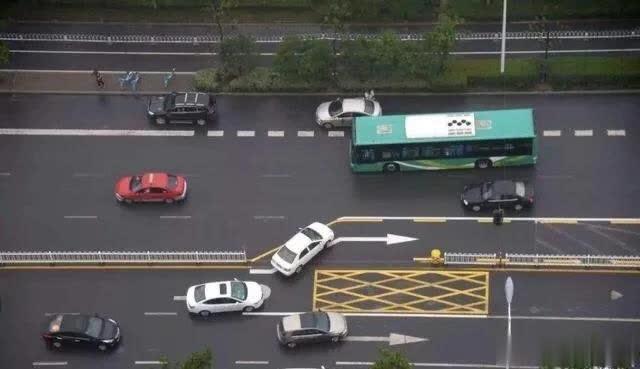 「每日曝料」遇到这样的车道要注意，一时大意就是扣分罚款