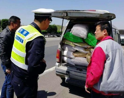 「家有汽车」面包车不能拉人也不能拉货？车主反问交警：面包车能干嘛？