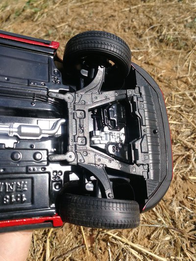 「汽车之家」分享车模，分享车知识，逸动在石凳上面摆拍，效果挺好