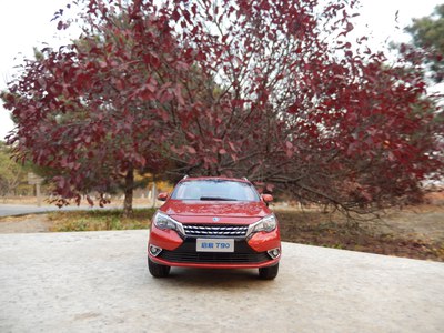 「汽车之家」分享车模，分享车知识，逸动在石凳上面摆拍，效果挺好