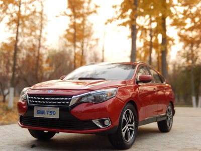 「汽车之家」分享车模，分享车知识，逸动在石凳上面摆拍，效果挺好