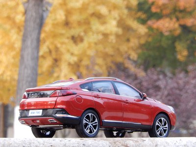 「汽车之家」分享车模，分享车知识，逸动在石凳上面摆拍，效果挺好