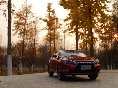 「汽车之家」分享车模，分享车知识，逸动在石凳上面摆拍，效果挺好