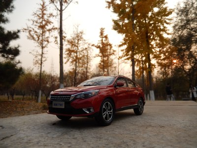 「汽车之家」分享车模，分享车知识，逸动在石凳上面摆拍，效果挺好