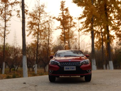 「汽车之家」分享车模，分享车知识，逸动在石凳上面摆拍，效果挺好