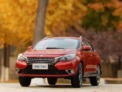 「汽车之家」分享车模，分享车知识，逸动在石凳上面摆拍，效果挺好