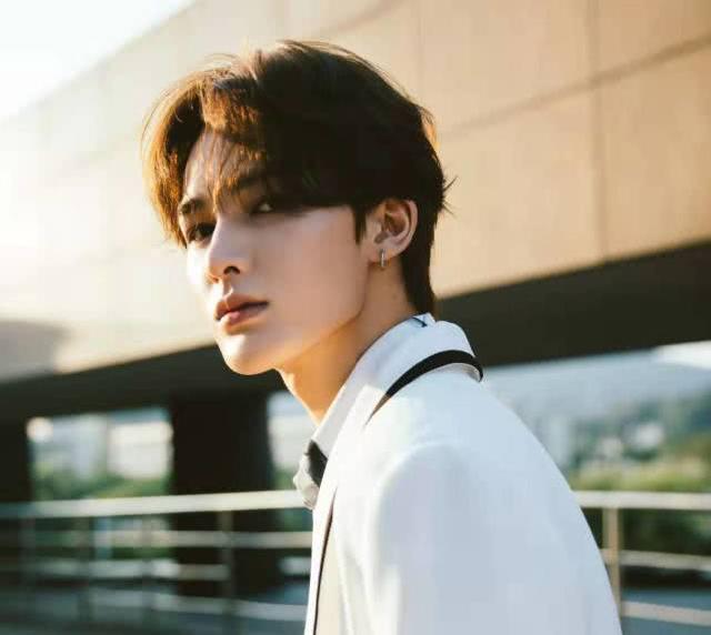 娱盼盼：朱正廷说偶像不可以谈恋爱，事业固然重要，但没必要刻意讨好大众