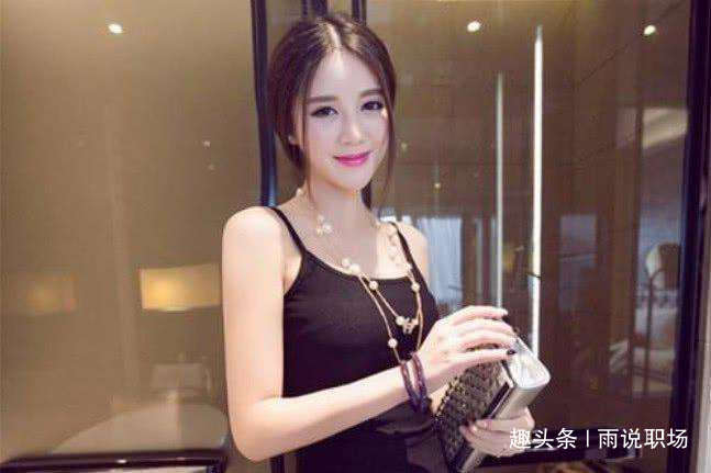 「雨说职场」女上司陪男子加班到12点，临走时提一荒唐要求，拒绝后隔天被辞退