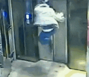 男子带妻儿乘电梯，连续猛踹电梯门直致损坏……
