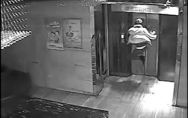 男子带妻儿乘电梯，连续猛踹电梯门直致损坏……