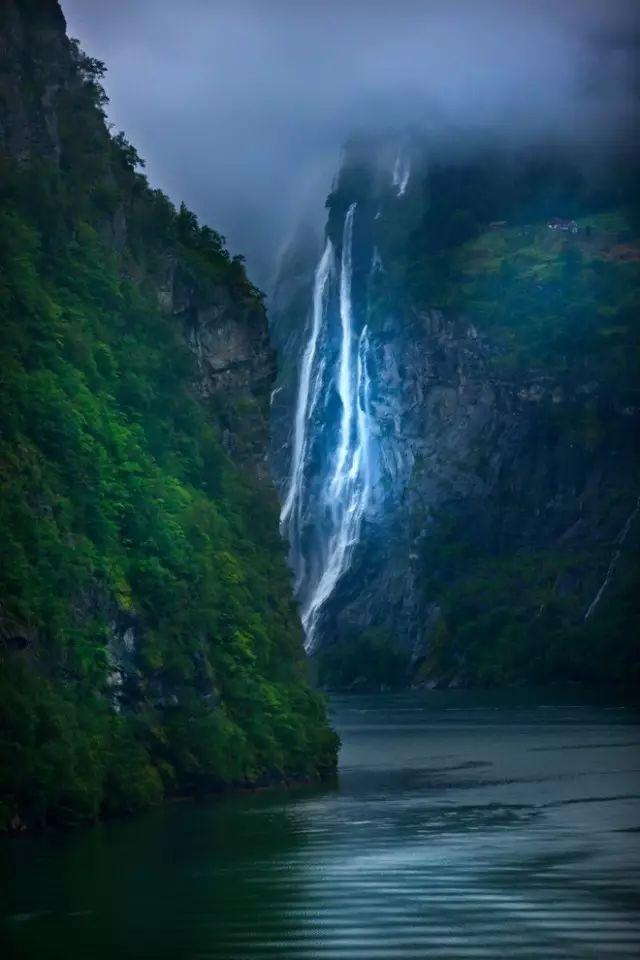 「名利场」一念起，天涯咫尺；一念灭，咫尺天涯