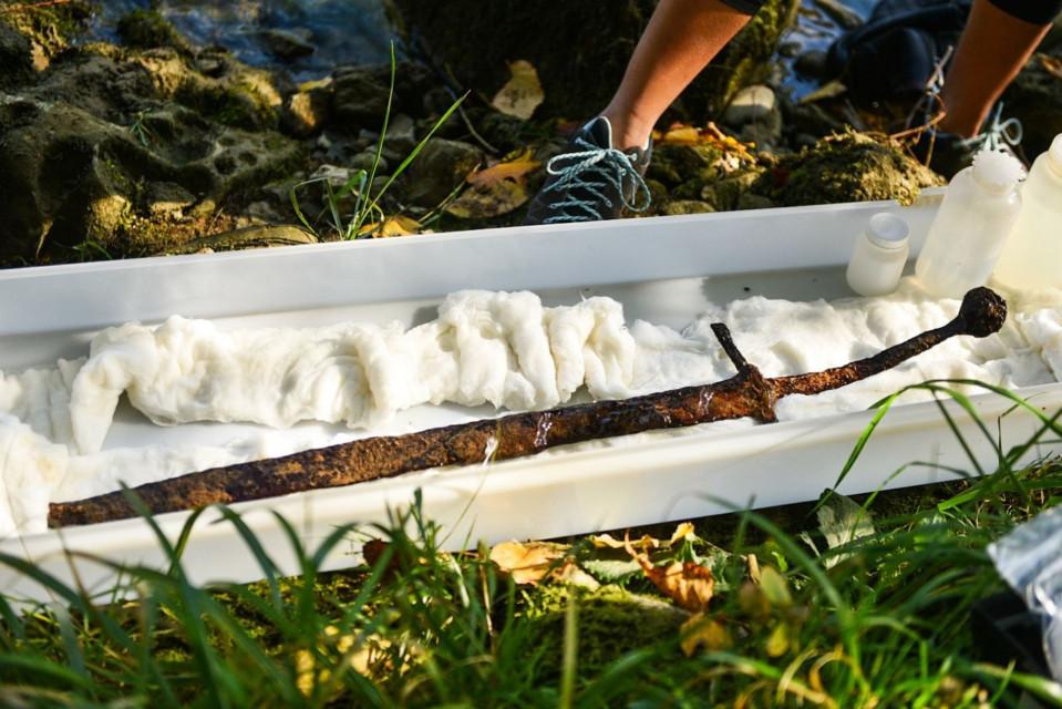 瑞典女童湖中游泳拔出生锈铁剑 专家惊呆：这是千年宝物