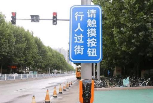 家有汽车：新版“红绿灯”启用，取消读秒改了名字，车主：一不小心被扣6分