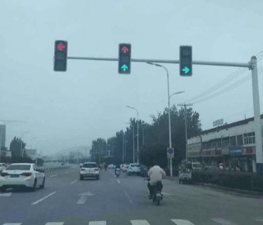 家有汽车：新版“红绿灯”启用，取消读秒改了名字，车主：一不小心被扣6分