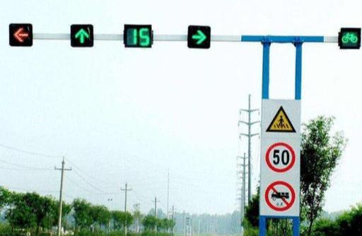 家有汽车：新版“红绿灯”启用，取消读秒改了名字，车主：一不小心被扣6分