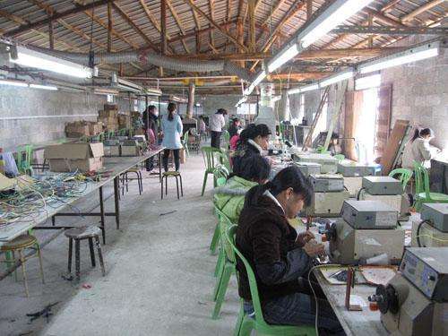 【职场实战经验】老师傅不教徒弟被老板罚款，解释原因后，老板：跟你道歉