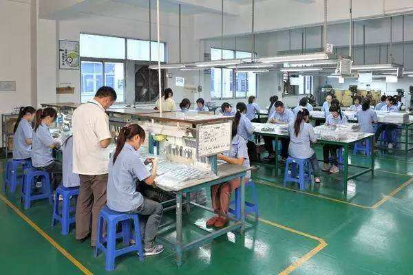 【职场实战经验】老师傅不教徒弟被老板罚款，解释原因后，老板：跟你道歉