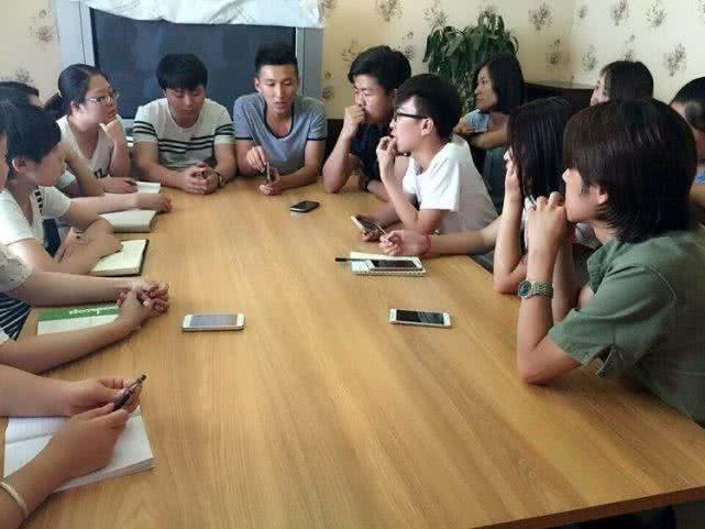 【职场实战经验】加班到晚上10点提前回家，在工作群收到主管信息，新员工辞职