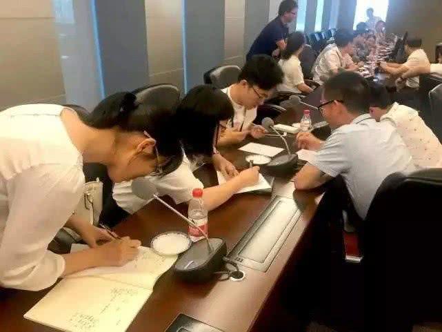 【职场实战经验】加班到晚上10点提前回家，在工作群收到主管信息，新员工辞职